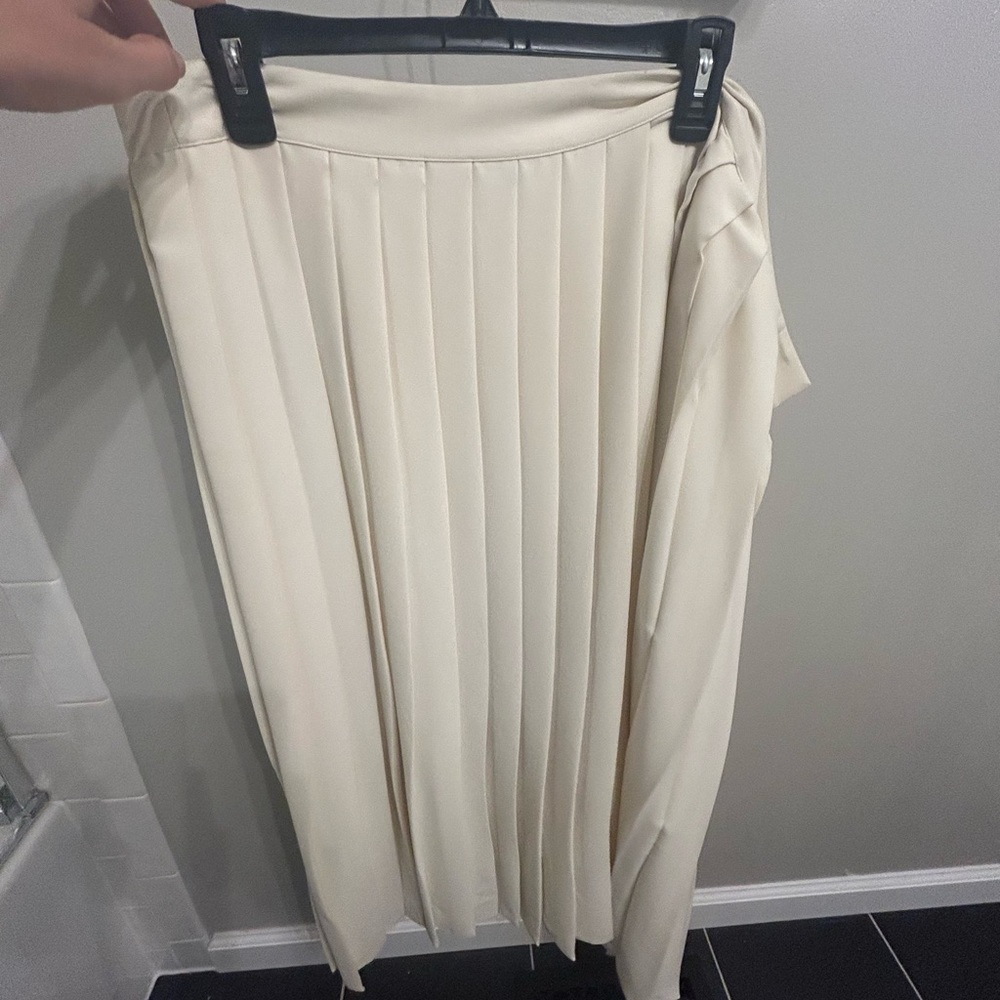 Cream pleated skirt